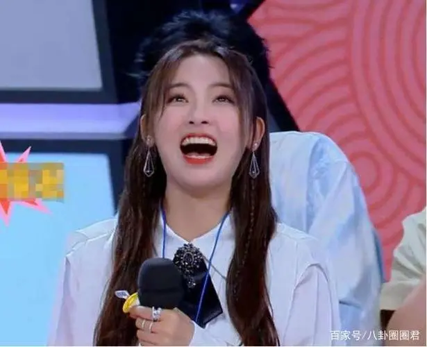 杨超越秒删为哪般,单纯小少女竟秒变抽烟社会女?