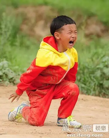 李菁足球梦任解说主持人田源儿子跪地大哭图