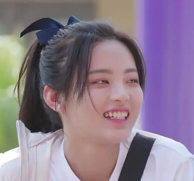 火箭少女团综中杨超越又吃胖了?笑出双下巴果然是吃胖再减肥