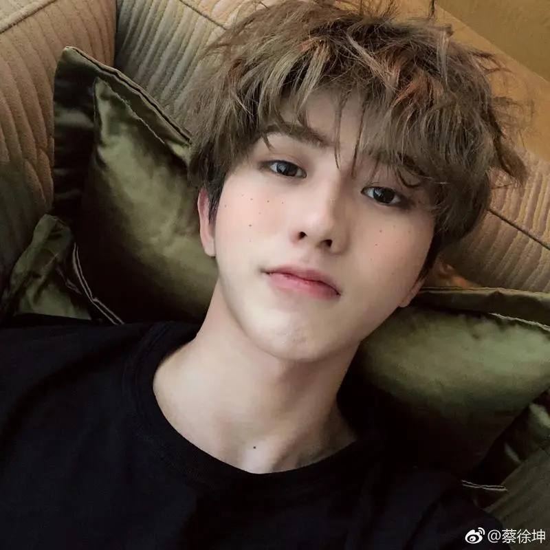 扔蔡徐坤头发心情包?蔡徐坤的头发心情包黑蔡徐坤心情包什么中