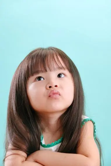 小女孩生气的可爱表情
