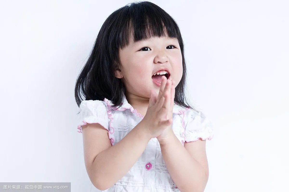 鼓掌的小女孩