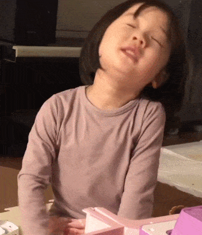 火遍全网的表情包小女孩!凭可爱萌翻所有人:骗我生女儿!